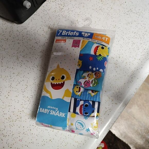 New Baby Shark 7 Briefs Size Boy's 4T - Picture 1 of 2